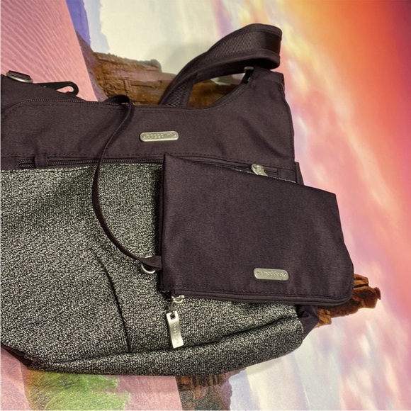 Baggallini Cross Over Crossbody Anti-theft Bag - Picture 6 of 11